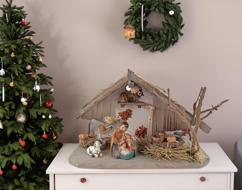 Traditionelle Weihnachtskrippe Treuf inkl. Heilige Familie 098 und einem Schaf, Maße Krippe: ca. 30 x 11 x 18 cm